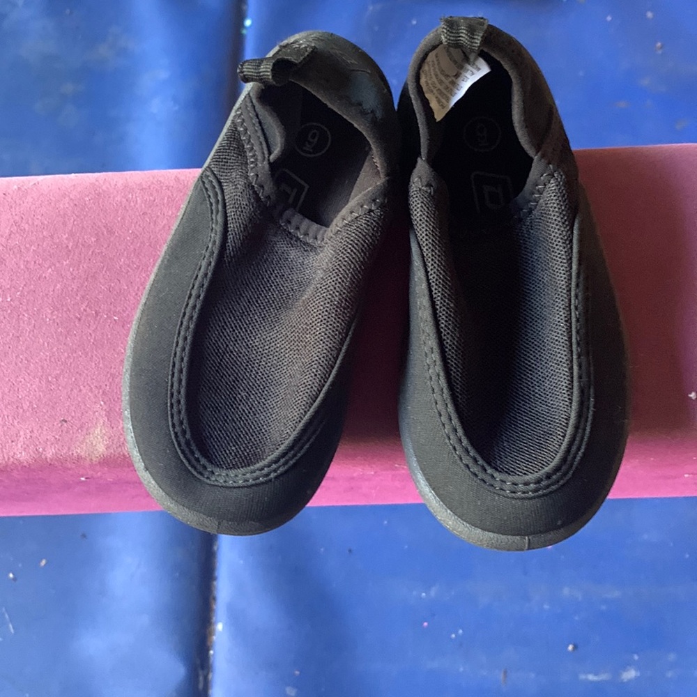 Toddler size 9 black water shoes